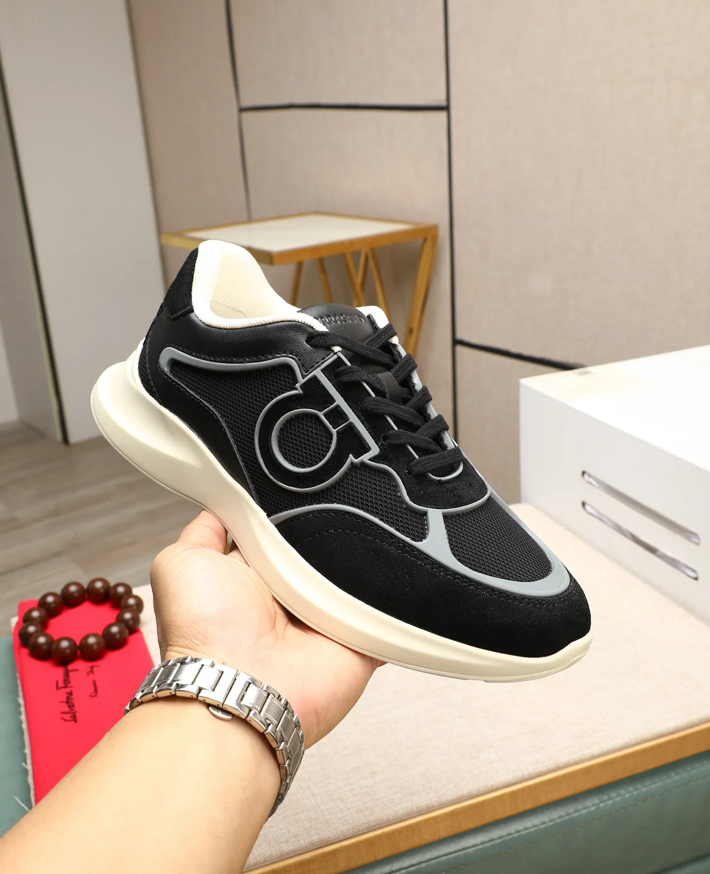 Men's shoes 💰700 📛📛 Salvatore Ferragamo is the world's top luxury footwear brand. It comes from the fashion kingdom of Italy. It is famous all over the world for its traditional handmade design and novel styles... 🚶🏻🚶🏻New suit shoes are available simultaneously at the counter. This model is purely handmade. The fabric is imported from Italy and original first-layer cowhide. Mesh + cowhide lining. Original authentic outsole🌀🌀Size: 39➖44 (38 45 customized)